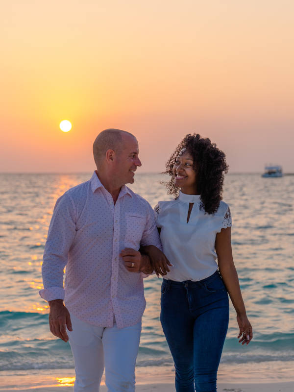 Narky Arroyo y su esposo, Dr. Craig Penny, disfrutando de un atardecer en la playa.